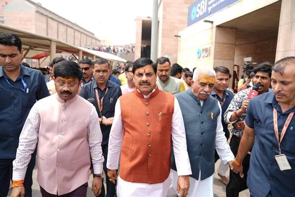 MP News : मुख्यमंत्री डॉ. मोहन यादव ने वाराणसी में काशी विश्वनाथ कॉरिडोर का किया भ्रमण, क्रॉउड मैनेजमेंट, दर्शन व्यवस्था और मोबाइल ऐप आधारित टोकन सिस्टम का किया अवलोकन