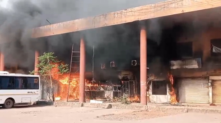 Raipur City News: A massive fire broke out at the old Pandri bus stand, burning shops to ashes.