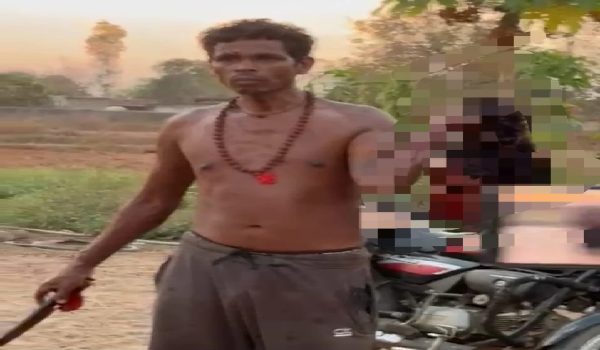 CG Crime: The height of brutality, the husband murdered his wife and roamed the village with her head, the accused arrested.