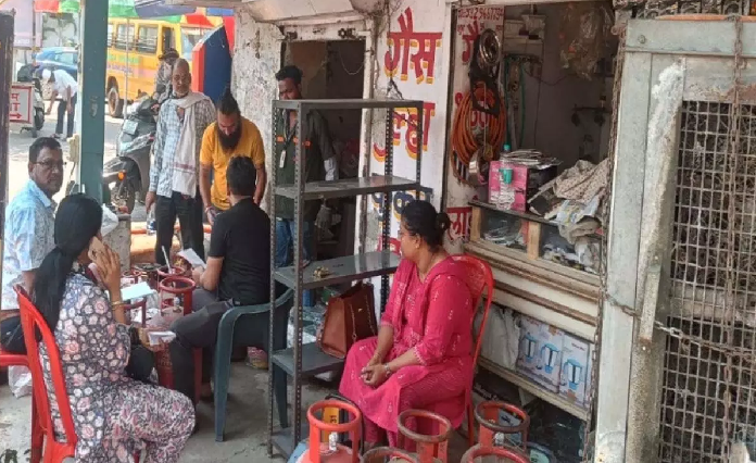 CG News: Crackdown on LPG black marketing, 54 cylinders seized, illegal refilling busted