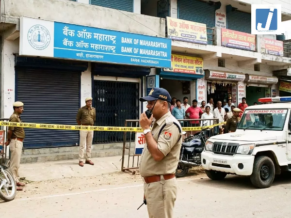 Bank Robbery: Filmy style bank robbery, escapes with gold worth Rs 7 crore in 10 minutes