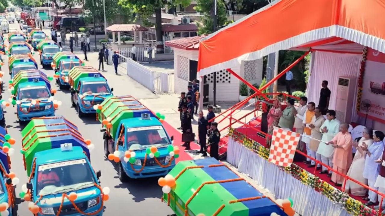 UP News : मुख्यमंत्री योगी ने आंगनबाड़ी कार्यकर्ताओं को दिए स्मार्टफोन, 250 पर्यावरण अनुकूल कचरा वाहनों को दिखाई हरी झंडी