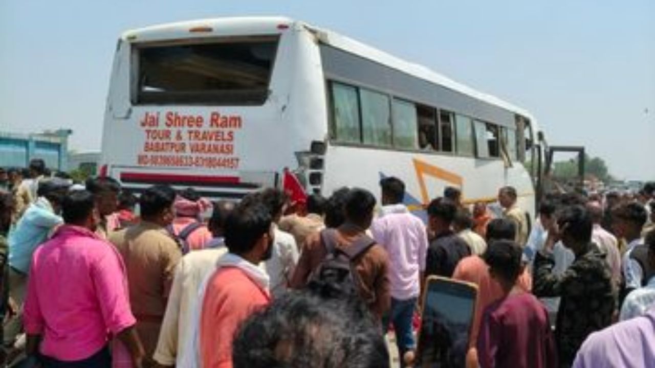 Accident : नेपाल से लौट रही बस डिवाइडर से टकराई, 2 की मौत, 35 घायल