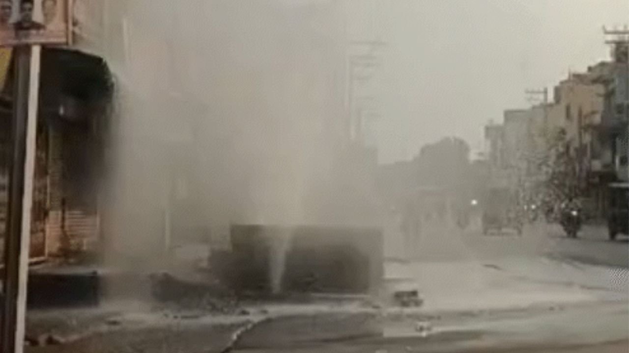 Raipur City News : भाठागांव में पानी टंकी की पाइपलाइन फूटी, सड़क पर घंटों तक फव्वारे की तरह बहता रहा पानी, नहीं पहुंचा अमला