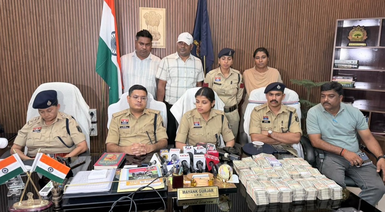 Raipur City Crime: 50 lakh rupees embezzlement case revealed, driver turns out to be mastermind, 7 accused including woman arrested Raipur City Crime: 50 lakh rupees embezzlement case revealed, driver turns out to be mastermind, 7 accused including woman arrested