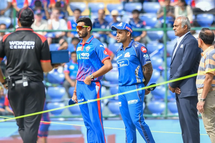 DC vs MI IPL 2026: डबल हेडर मुकाबले में दिल्ली ने टॉस जीतकर चुनी गेंदबाजी, मुंबई के लिए पांड्या की जगह सूर्यकुमार संभाल रहे कप्तानी, देखें दोनों टीमों की प्लेइंग-11
