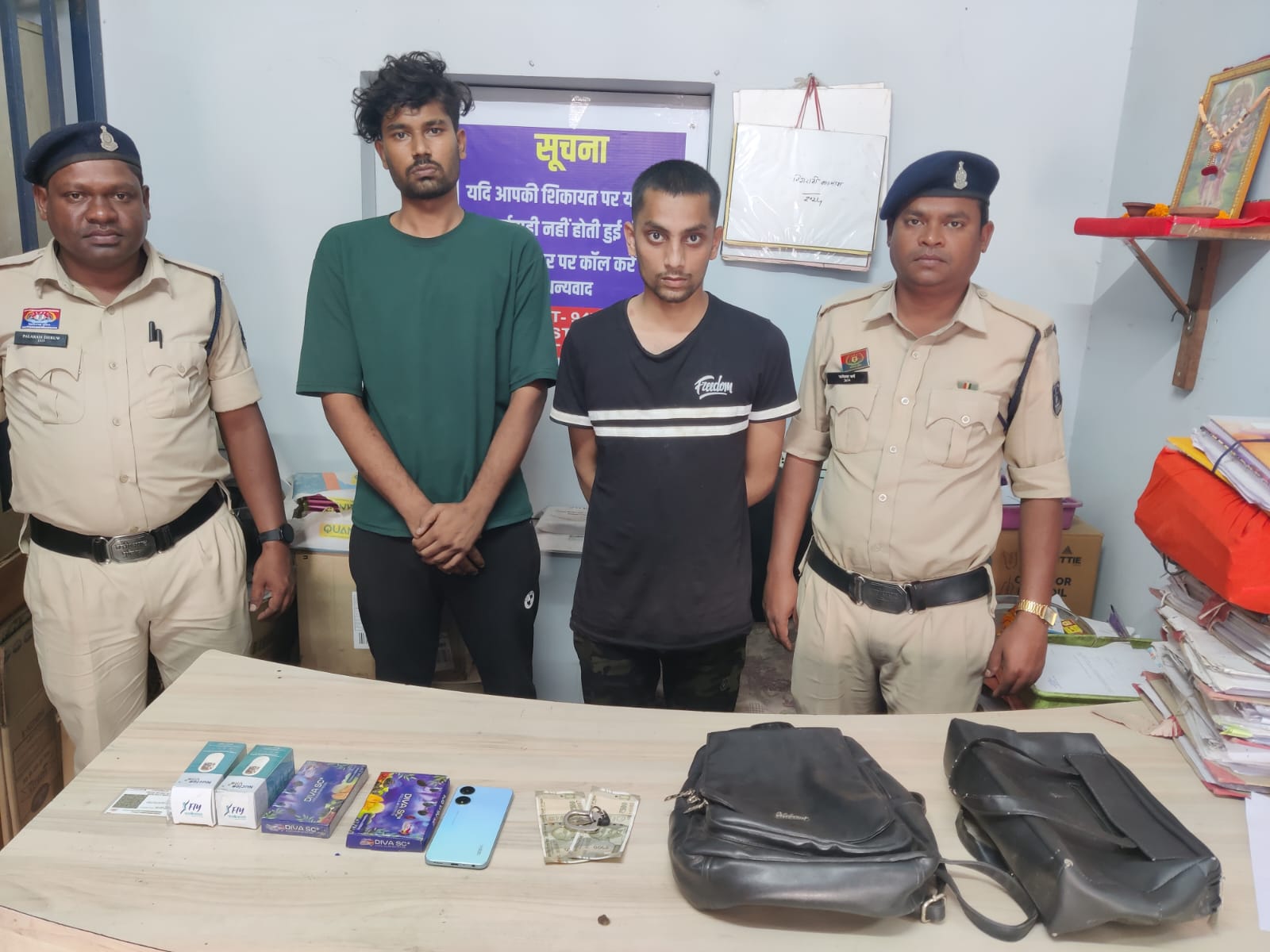 Raipur City Crime: Purse snatching gang busted, 2 accused targeting women arrested Raipur City Crime: Purse snatching gang busted, 2 accused targeting women arrested