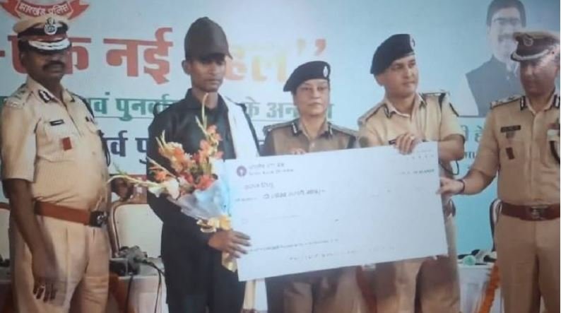 maoists surrender: 27 माओवादियों का आत्मसमर्पण, सुरक्षा बलों को मिली बड़ी सफलता