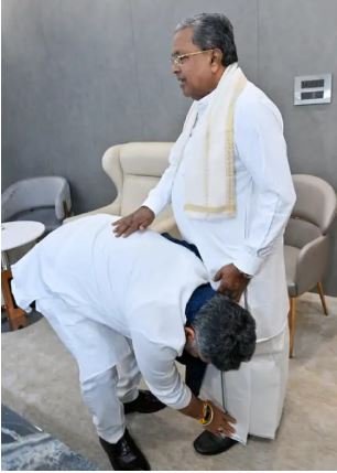 डीके शिवकुमार ने सिद्धारमैया के पैर छुए, ब्रेकफास्ट मीटिंग में गले मिले, कुछ देर में सीएम का इस्तीफा! सुरजेवाला भी बेंगलुरु पहुंचे