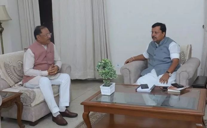 CG News: दिल्ली में पार्टी अध्यक्ष नितिन नवीन से मिले सीएम विष्णुदेव साय,शाम को लौटते ही कैबिनेट की बैठक, रायपुर में बढ़ी हलचल