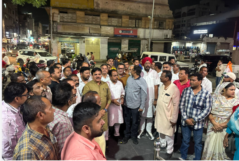 सोशल मीडिया पर सोनिया गांधी के खिलाफ अभद्र टिप्पणी, कांग्रेस में उबाल,पूर्व महापौर प्रमोद दुबे के साथ मौदहापारा थाना पहुंचे कांग्रेस नेता