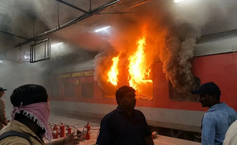 Fire in Hyderabad-Jaipur Special Express: हैदराबाद-जयपुर स्पेशल एक्सप्रेस में आग, दो AC कोच जलकर खाक