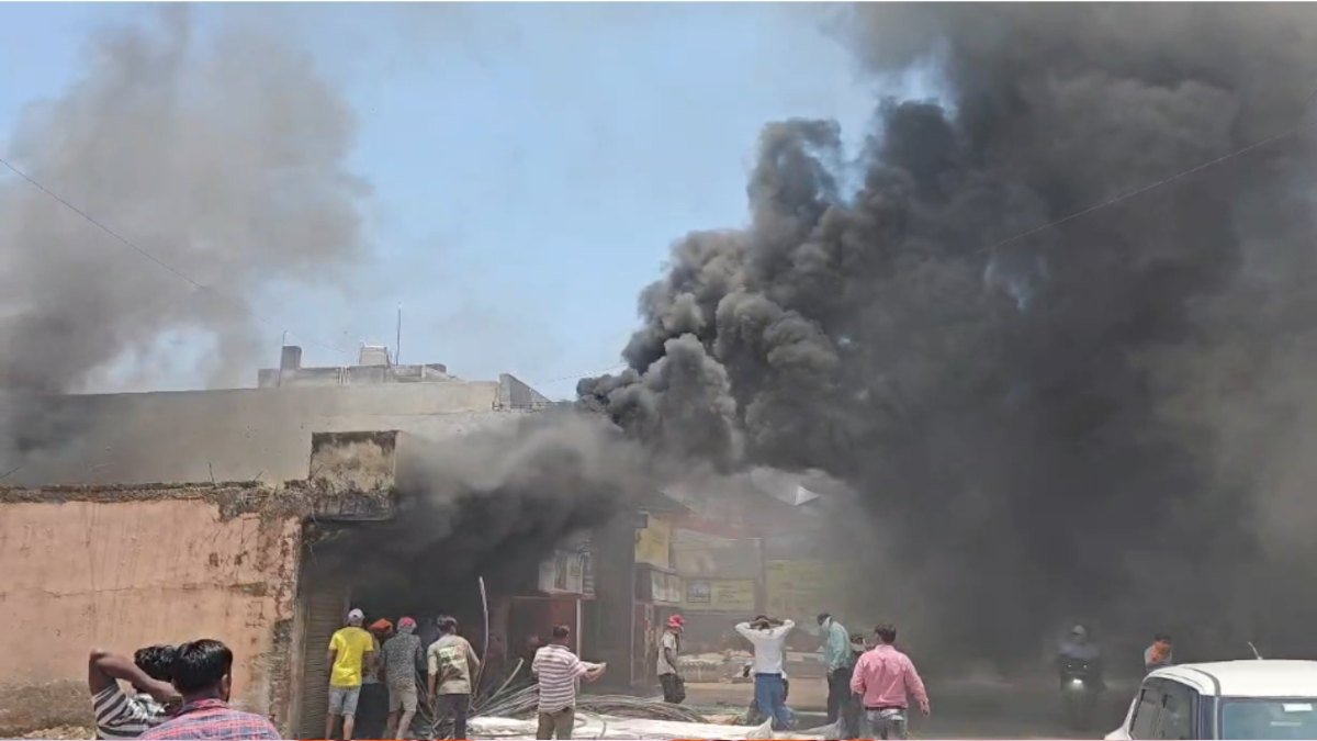 CG News: Huge fire breaks out in pipe warehouse, entire area engulfed in black smoke