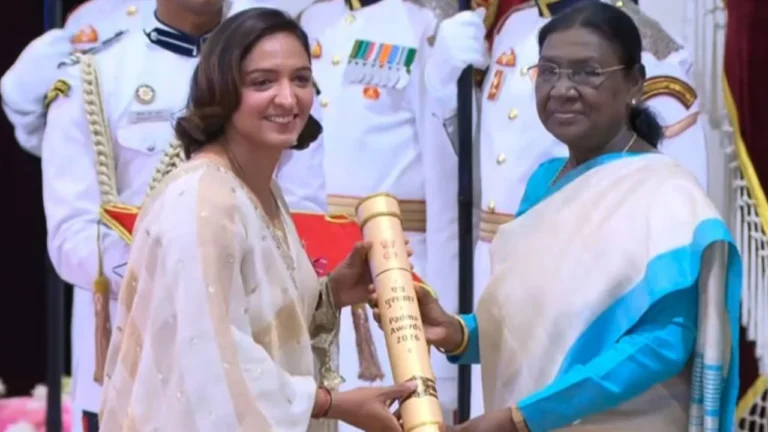 Padma Awards 2026 : भारतीय महिला क्रिकेट टीम की कप्तान हरमनप्रीत कौर को मिला पद्मश्री, राष्ट्रपति द्रौपदी मुर्मू ने किया सम्मानित