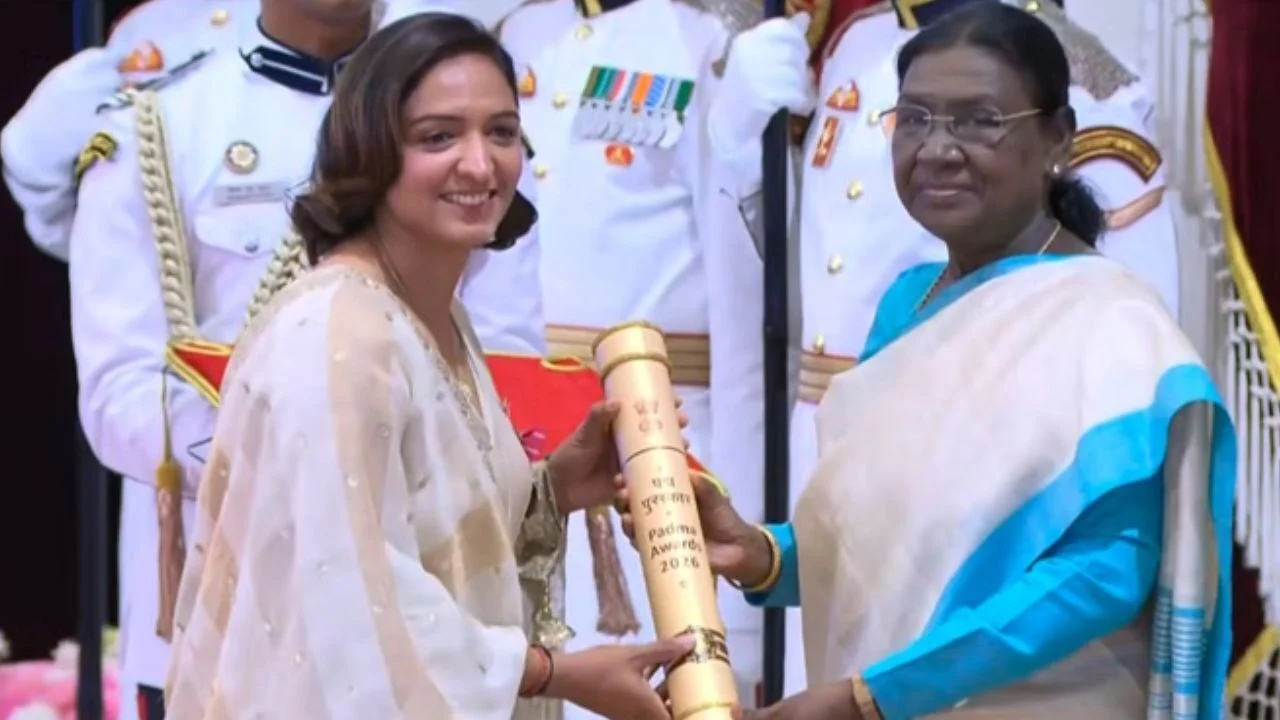 Padma Awards 2026 : भारतीय महिला क्रिकेट टीम की कप्तान हरमनप्रीत कौर को मिला पद्मश्री, राष्ट्रपति द्रौपदी मुर्मू ने किया सम्मानित