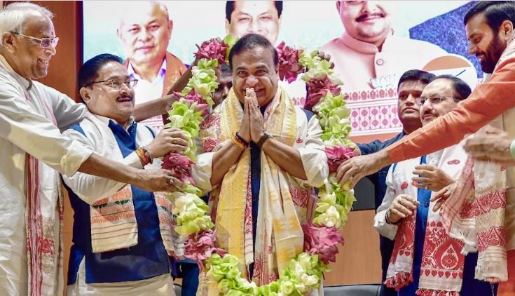 Himanta Biswa Sarma Swearing Ceremony: असम में हिमंता बिस्वा सरमा ने दूसरी बार ली सीएम पद की शपथ, मोदी-शाह भी रहे मौजूद, 4 चेहरों की कैबिनेट में एंट्री, asiannewsbharat पर देखें लाइव