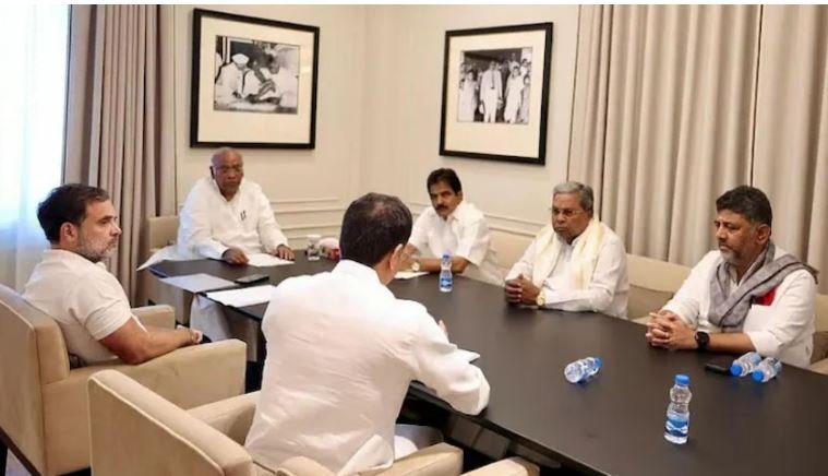 कर्नाटक में सीएम पद को लेकर उठापटक, राहुल के कहने के बाद भी पद छोड़ने के लिए सिद्धारमैया तैयार नहीं