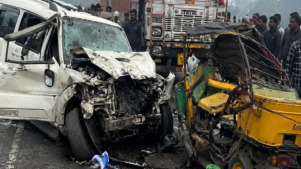 Big Accident: Uncontrolled truck crushes several vehicles including auto, tragic death of 7 people