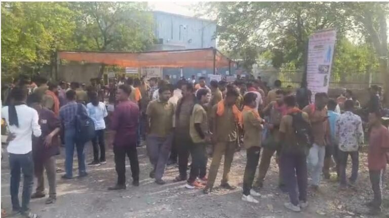 Raipur City News: धरना पर बैठे सफाई कर्मियों पर लाठीचार्ज, शहर की गलियों में कचरा के ढेर, तीसरे दिन भी नहीं हुआ डोर टू डोर कचरा कलेक्शन