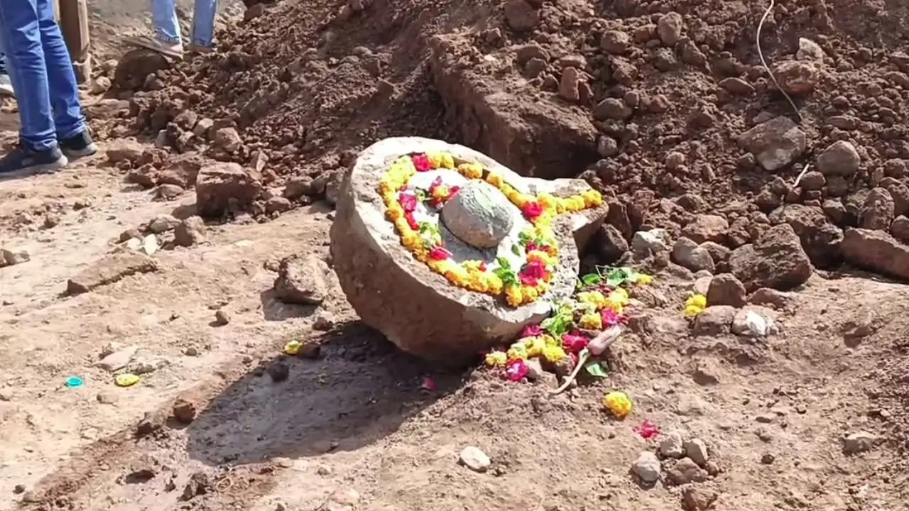 MP News : महाकाल मंदिर के पास खुदाई में मिला प्राचीन शिवलिंग, पुजारियों ने किया पूजन, दर्शन के लिए लगा भक्तों का जमावड़ा MP News : महाकाल मंदिर के पास खुदाई में मिला प्राचीन शिवलिंग, पुजारियों ने किया पूजन, दर्शन के लिए लगा भक्तों का जमावड़ा