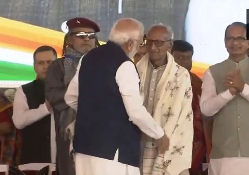 PM Narendra Modi: भरे मंच पर पीएम मोदी ने किसके पैर छुए, कौन हैं वो बुजुर्ग, देखें वीडियो