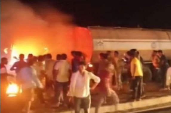 Accident: टैंकर से टकराई यात्रियों से भरी बस, 4 जिंदा जले, कई गंभीर घायल, भागने का मौका तक नहीं मिला, देखें मौत का खौफनाक वीडियो