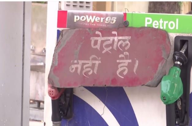 Raipur Petrol Crisis: रायपुर में पेट्रोल खत्म होने की अफवाह से पंपों पर लंबी कतारें, सप्लाई सामान्य होने का दावा 2 Raipur Petrol Crisis 01