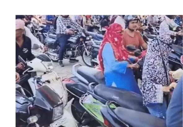 Raipur Petrol Crisis: रायपुर में पेट्रोल खत्म होने की अफवाह से पंपों पर लंबी कतारें, सप्लाई सामान्य होने का दावा