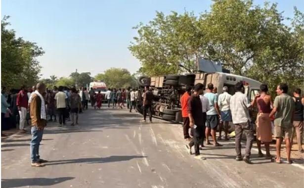 CG Bus Accident: ओवरटेक के प्रयास से पलटी यात्री बस, 14 यात्री घायल, कोरबा से सरायपाली जा रही थी बस
