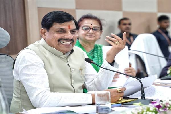 MP News : मुख्यमंत्री डॉ. मोहन यादव ने बुरहानपुर के उद्योगपतियों से किया संवाद, कहा- प्रदेश में तैयार है उद्योग का केनवास, अब रंग भरने का समय