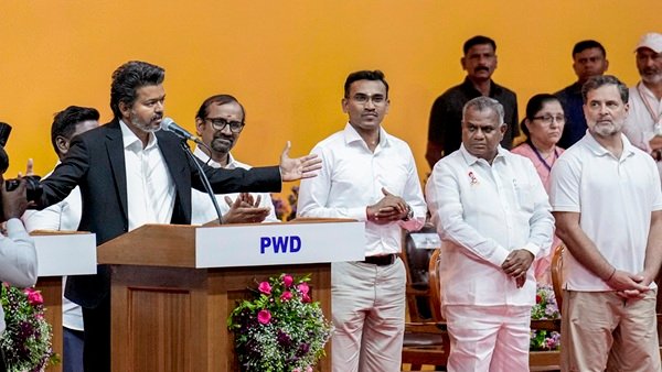 Tamilnadu CM Vijay : मुख्यमंत्री बनते ही एक्शन में विजय, लिए कई बड़े फैसले, 200 यूनिट फ्री बिजली और महिला सुरक्षा बल को मंजूरी