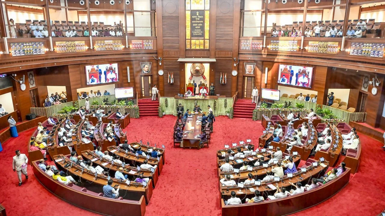 Assam Assembly : असम में UCC बिल पेश, हिमंत सरकार का बड़ा कदम; विपक्ष ने किया जोरदार हंगामा, लिव-इन रिलेशनशिप पर सख्त नियम