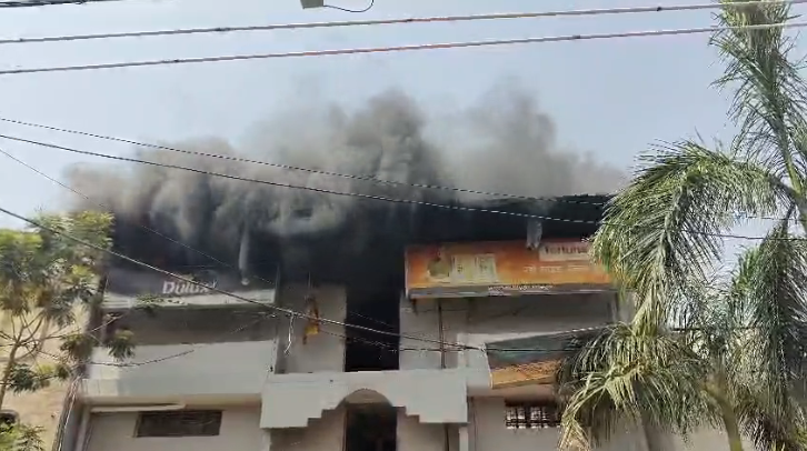 CG News: Edible oil agency located in Vyapar Vihar burnt down, loss of lakhs feared