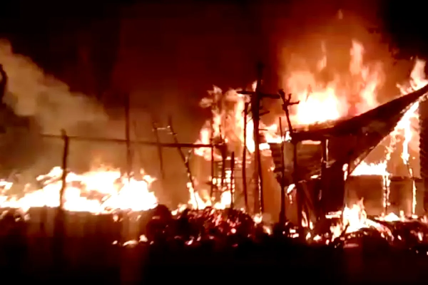 MP News: 20 houses burnt to ashes in a massive fire in Pandhurna, dozens of animals died.
