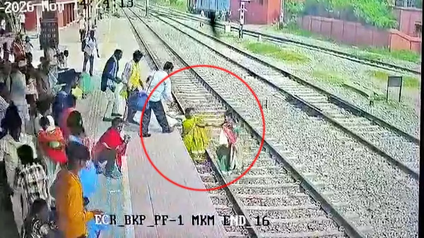 Bihar News: Aunt and niece hit by train while crossing the tracks at the station, death scene captured on CCTV
