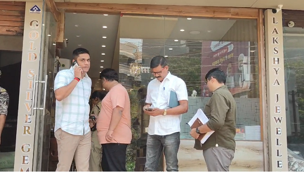 Raipur City Crime: Jewellery worth crores stolen from jewellery shop at midnight, police scanning CCTV