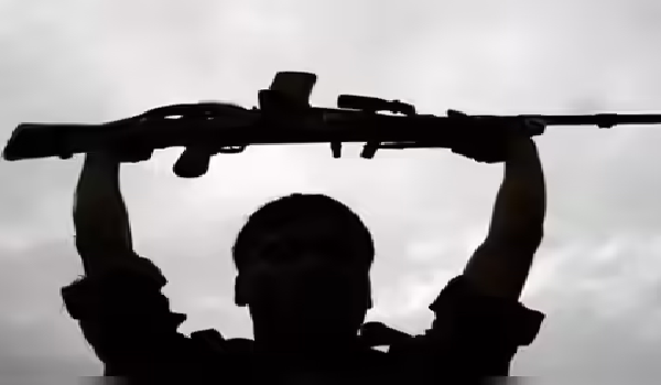 Naxalite Surrender: A major blow to the Naxalite organization, a female Maoist carrying a bounty of Rs 5 lakh surrenders her gun and joins the mainstream.