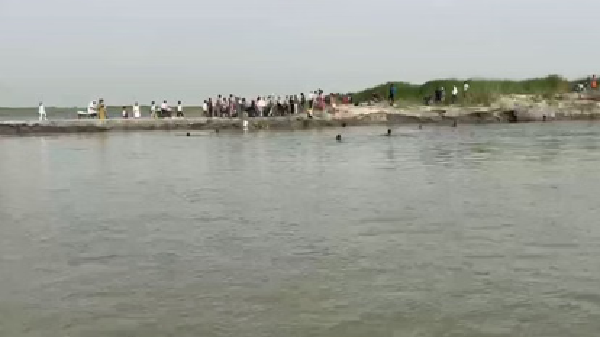 UP News: Major accident on Ganga Dussehra, 9 devotees swept away in strong current at Kachla Ghat, one dead, two missing