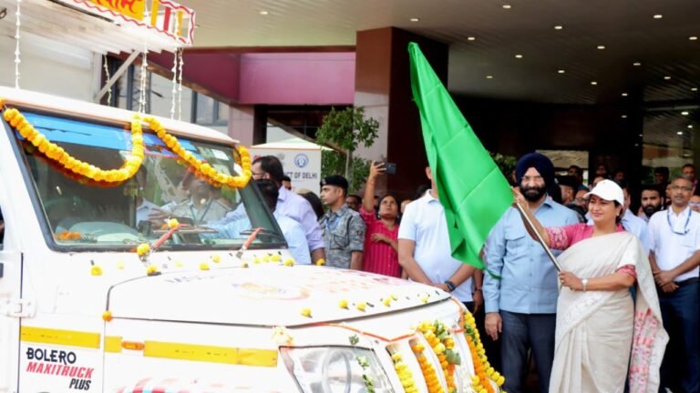 Delhi News : दिल्ली में भीषण गर्मी से राहत की पहल : CM रेखा गुप्ता ने रवाना की 13 ‘मोबाइल हीट रिलीफ’ वैन