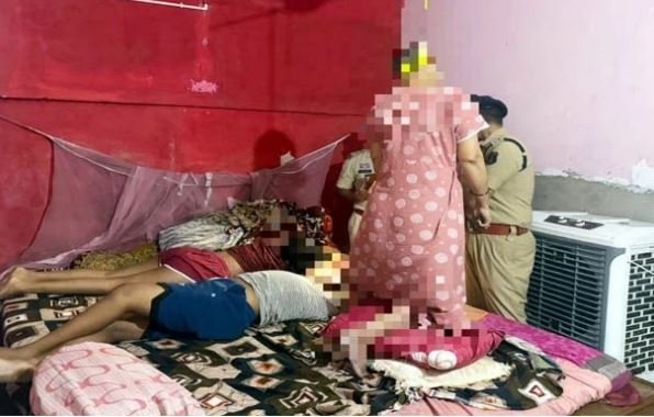 CG News: छत्तीसगढ़ के दुर्ग में बुराड़ी जैसा कांड, एक ही परिवार के 4 लोगों की संदिग्ध मौत, बेड पर बच्चे के और फंदे पर लटकी मिली पति-पत्नी की डेडबॉडी