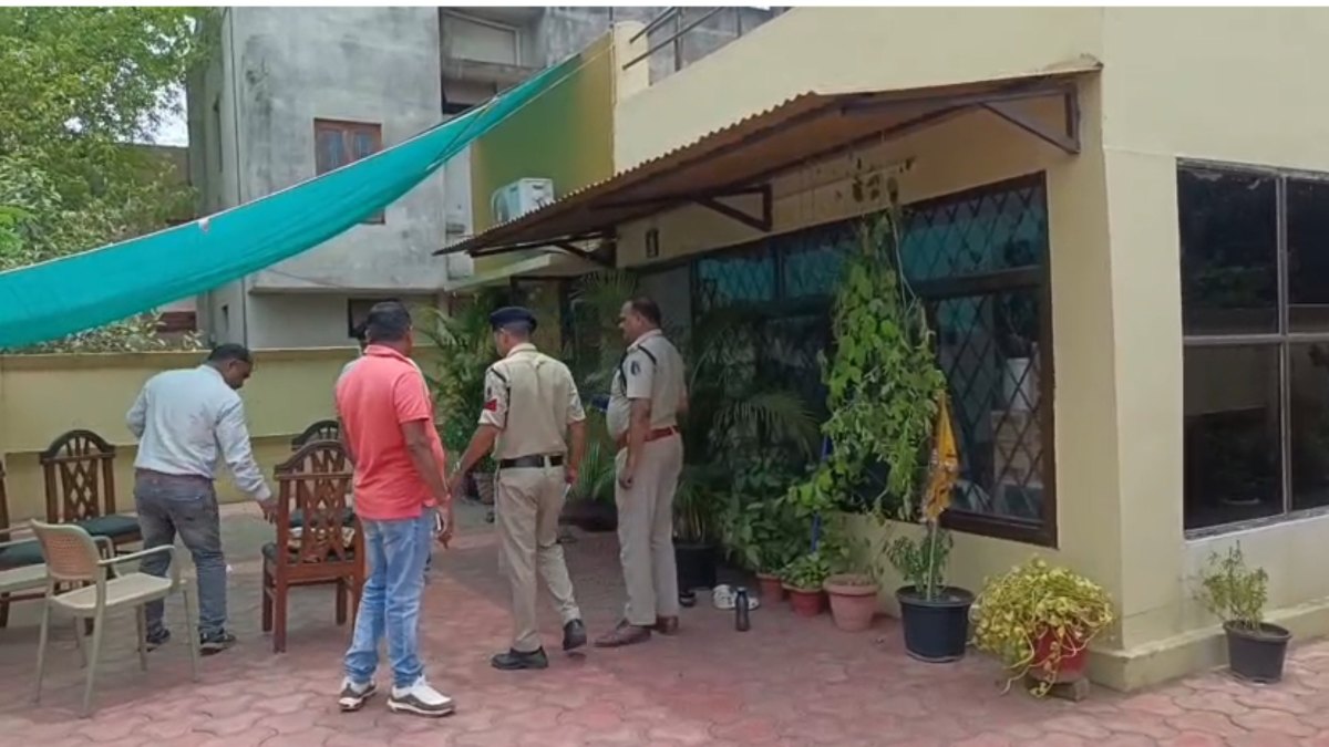 CG Crime: Family goes to wedding, house cleaned behind back, lakhs stolen from scrap dealers house
