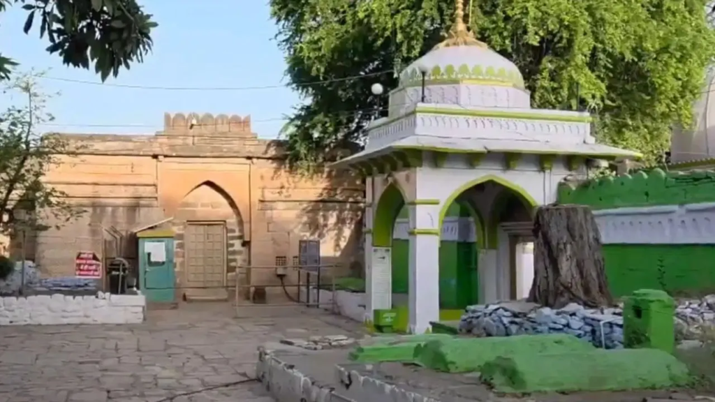 Dhar Bhojshala Temple Verdict: धार भोजशाला मंदिर है, हाई कोर्ट ने हिंदू पक्ष की दलीलों पर लगाई मुहर 2 image 12
