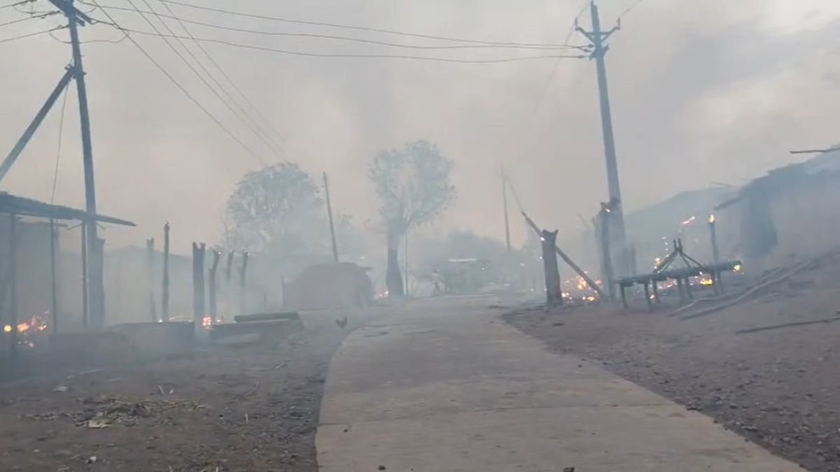 MP News: Gas cylinder explosions rocked the village, 20 houses burned to ashes, causing panic.