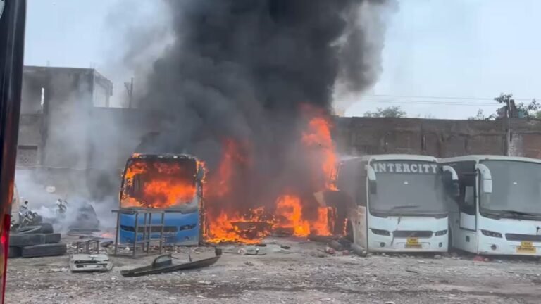 MP News: Bus depot turns into a ball of fire, 3 buses burn to ashes, entire premises reduced to ashes