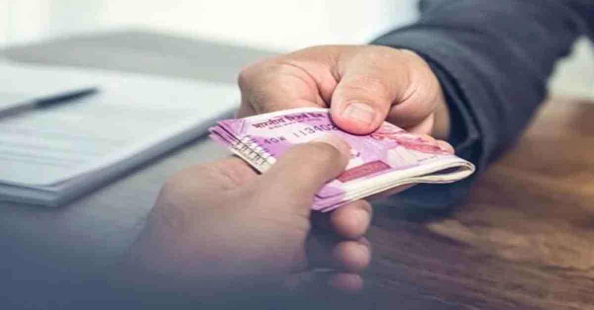 UP News: Kanungo and his associate arrested for taking bribe of 15 thousand rupees, had demanded money in the name of measurement.