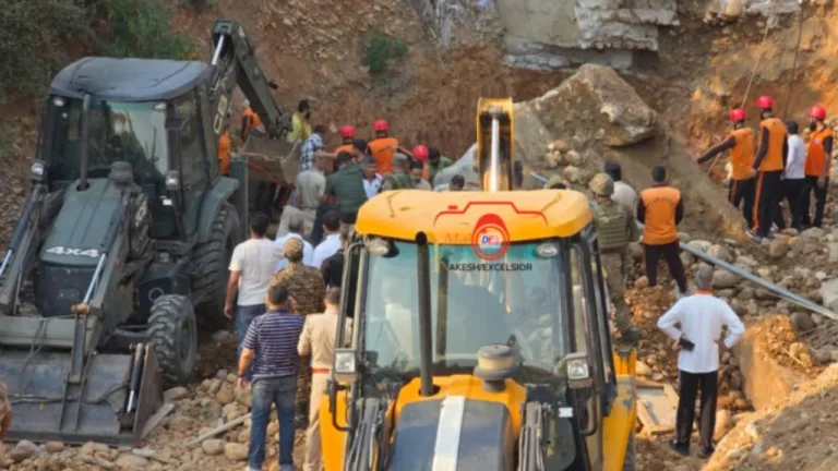Jammu Bridge Collapse : जम्मू में बड़ा हादसा : पुल ढहने से मलबे में दबकर कई लोगों की मौत, रेस्क्यू ऑपरेशन जारी
