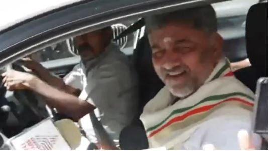 karnataka: कर्नाटक में बदलेगा सीएम, कांग्रेस हाईकमान ने सिद्धारमैया-डीके शिवकुमार समेत तीन नेताओं को दिल्ली बुलाया, पार्टी हेडक्वार्टर में तेज हलचल