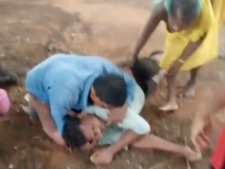 CG News: Lightning strikes 5 youths standing under a tamarind tree; one dead.