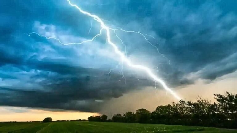 CG Weather News: Weather takes a turn in Chhattisgarh, alert in many districts regarding strong storm, lightning and rain.
