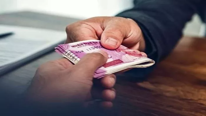 MP News: School accountant caught in Lokayukta trap while accepting a ₹4,000 bribe demanded in exchange for processing an arrears payment.
